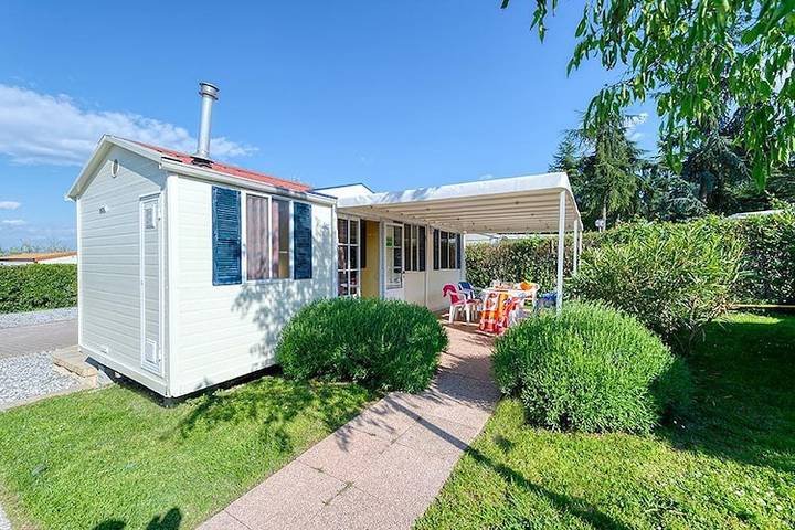 Camping für 4 Personen, mit Terrasse und Kinderpool sowie Pool in Peschiera del Garda
