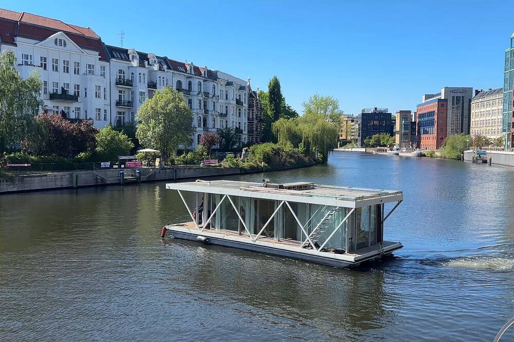 Nido – stilvoll entspannen auf Berlins exklusivstem und naturnahem Hausboot. in Moabit Berlin, Berlin