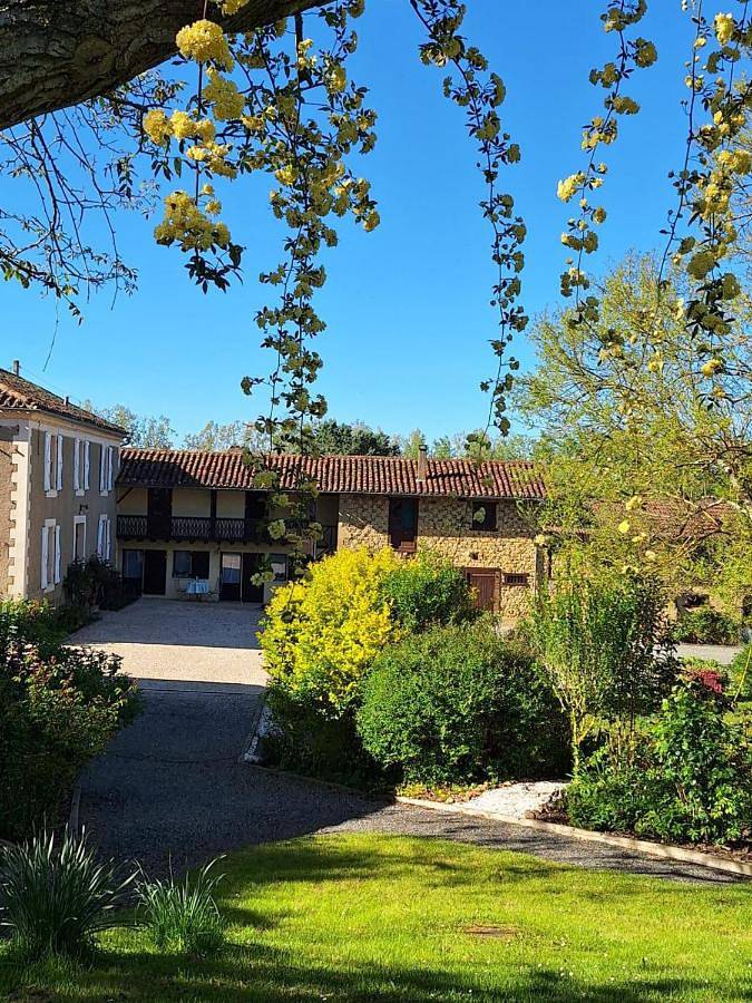 Gîte pour 2 personnes, avec Terrasse ainsi que Jardin et Vue à Saint-Michel (Gers)