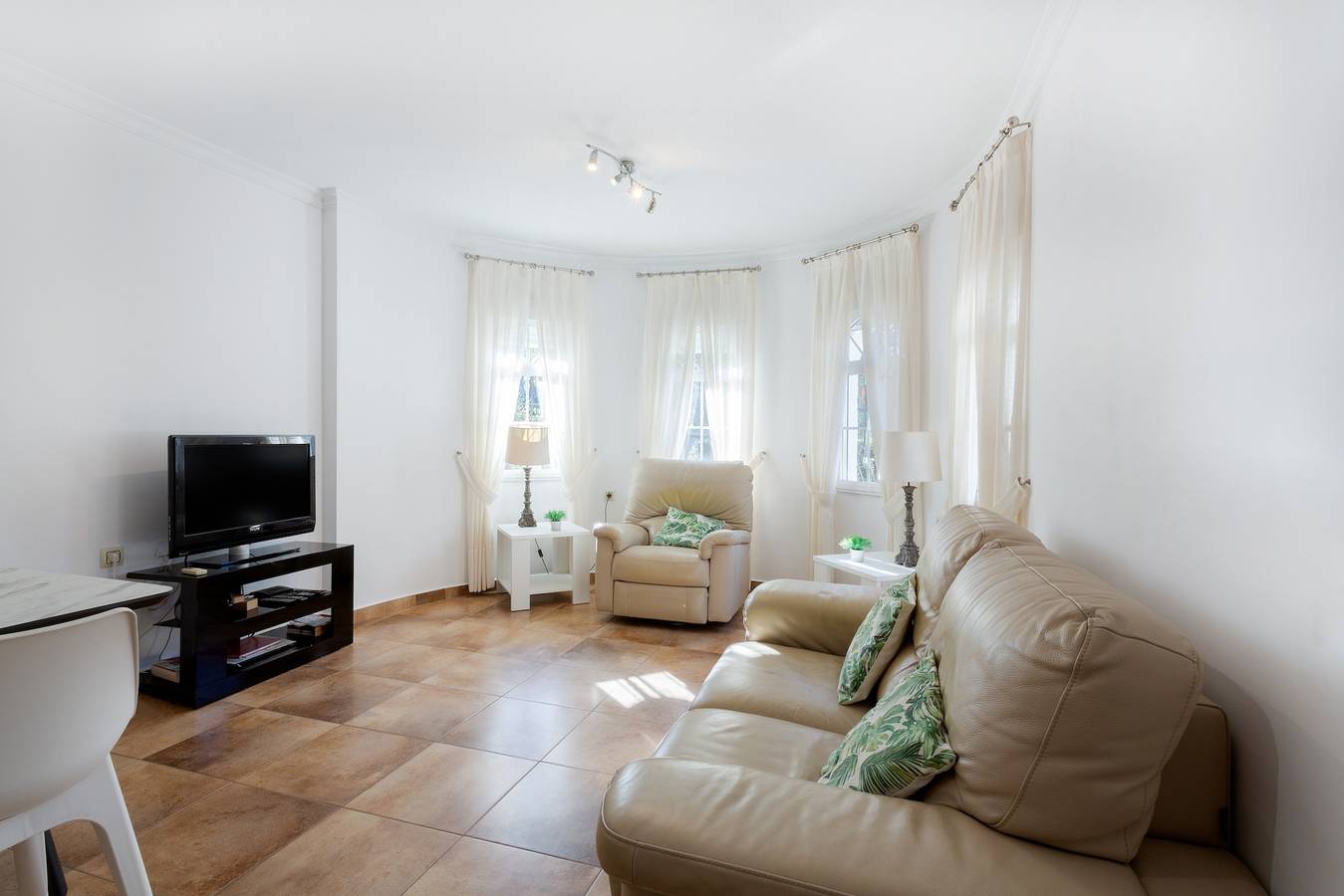 "Villa de 5 dormitorios con piscina privada y jardín" cerca del mar con piscina y Wi-Fi in Centro La Zenia, Orihuela