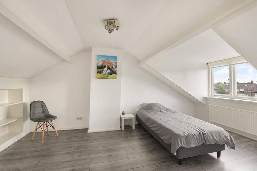 Apeldoorn - spacious family home with 5 bedrooms in Apeldoorn, Veluwe