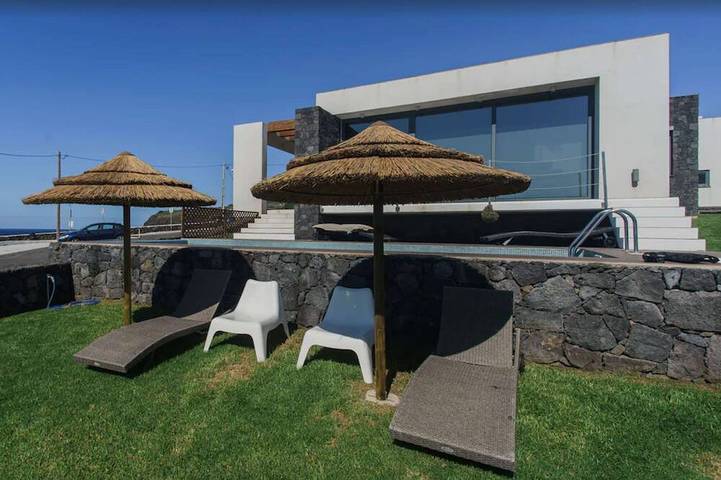 Hotel for 4 people, with pool and yard as well as hot tub in Terceira (Azores)