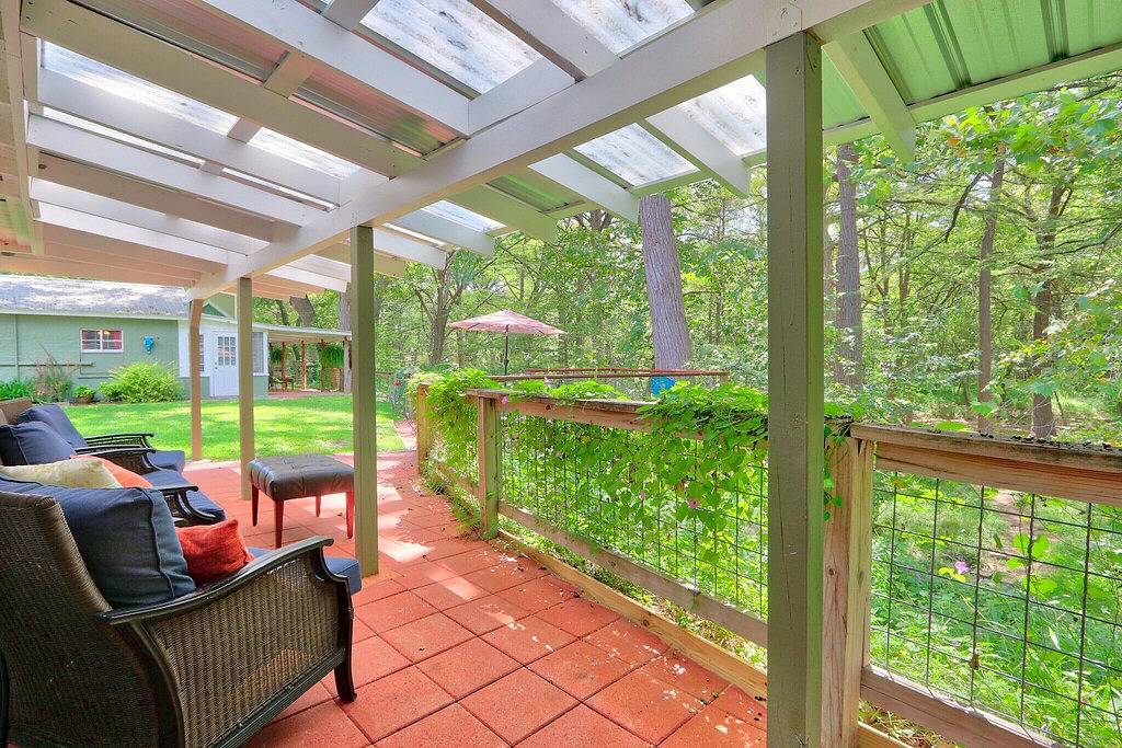 The Getaway on the Creek with Bright Pops of Color! in Hays County