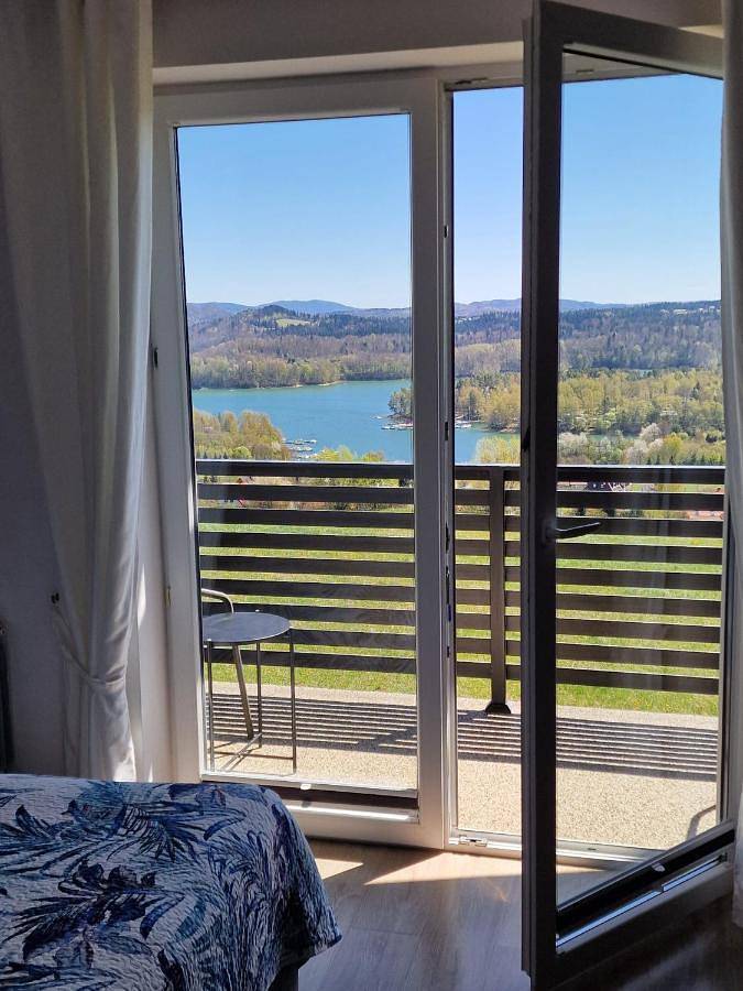 Apartament wakacyjny dla 2 osób, z widok na jezioro i ogród oraz widok w Polańczyk