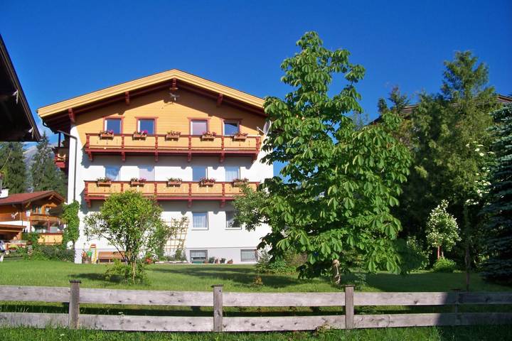 Vakantiewoning voor 4 personen, with Balkon/Terras and Balkon as well as Tuin and Uitzicht op het meer in Pertisau