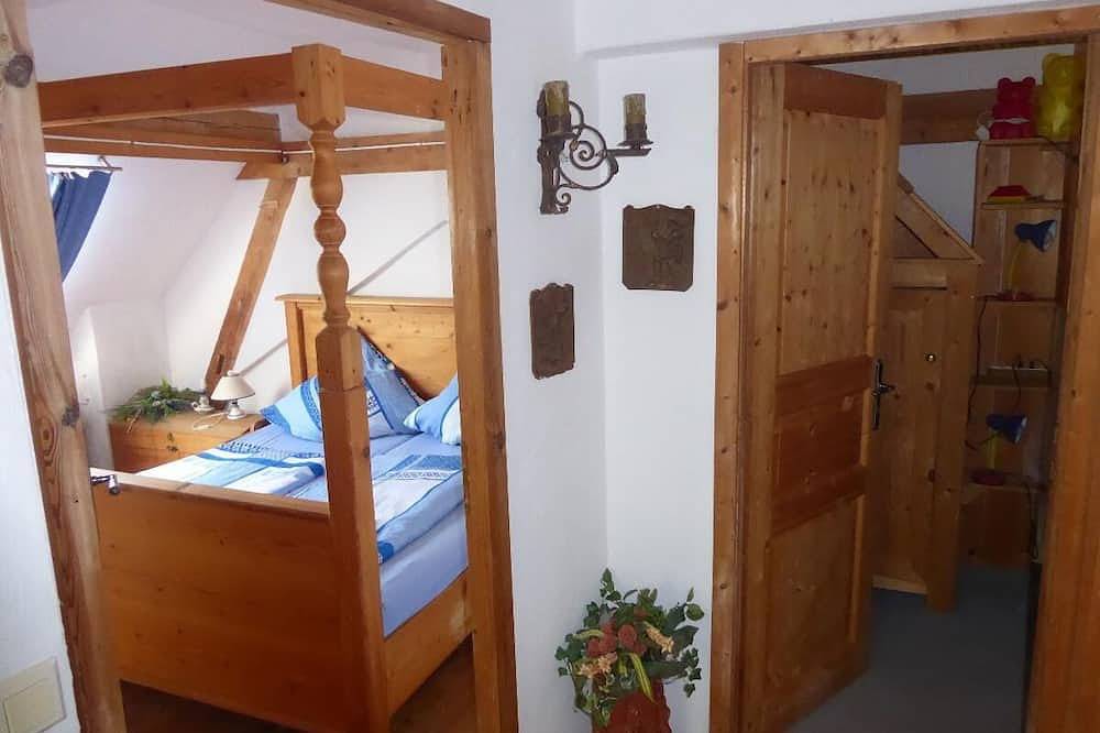Ganze Wohnung, Ferienwohnung im Dachgeschoss mit traumhaftem Ausblick in Berching, Ostbayern