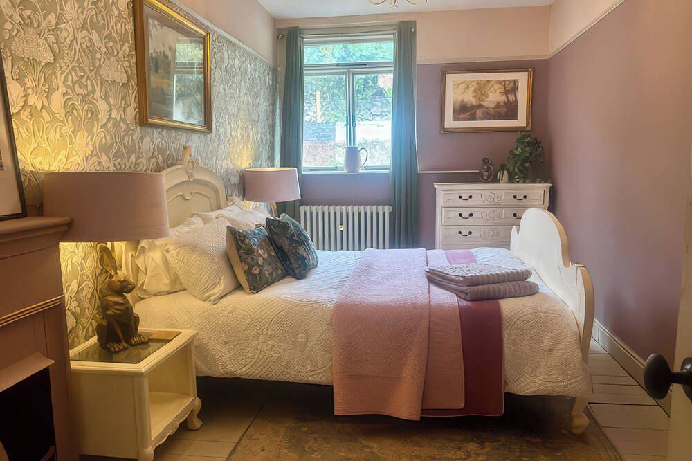 Liberty House, pet friendly, with open fire in Ashbourne in Ashbourne, Derbyshire