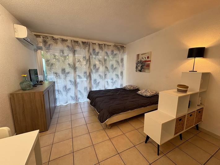 Monolocale intero, Beachside Studio with Ac, Balcony, and Free Wifi - Near Downtown & 50m from the Beach in Saint-Raphael Varo, Massif de l'Esterel