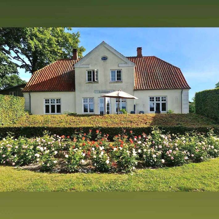 Ferieudlejning for 4 personer, med udsigt og terrasse såvel som have og søudsigt i Fejø