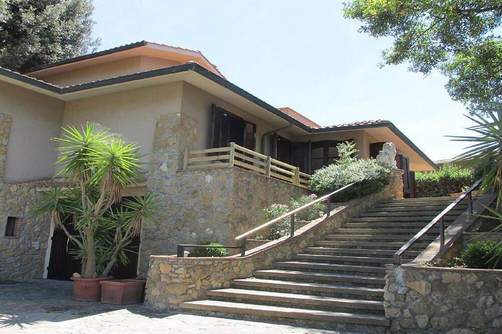 Villa mit Pool, umzäunten Garten und wunderschönem Meerblick in Casale Marittimo, Etruskische Küste