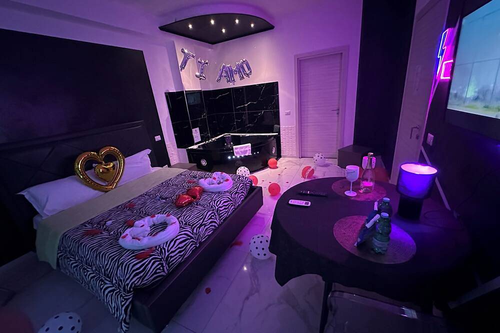 Great choice for relaxing, with hot tubs and more... in Acerra, Naples Province