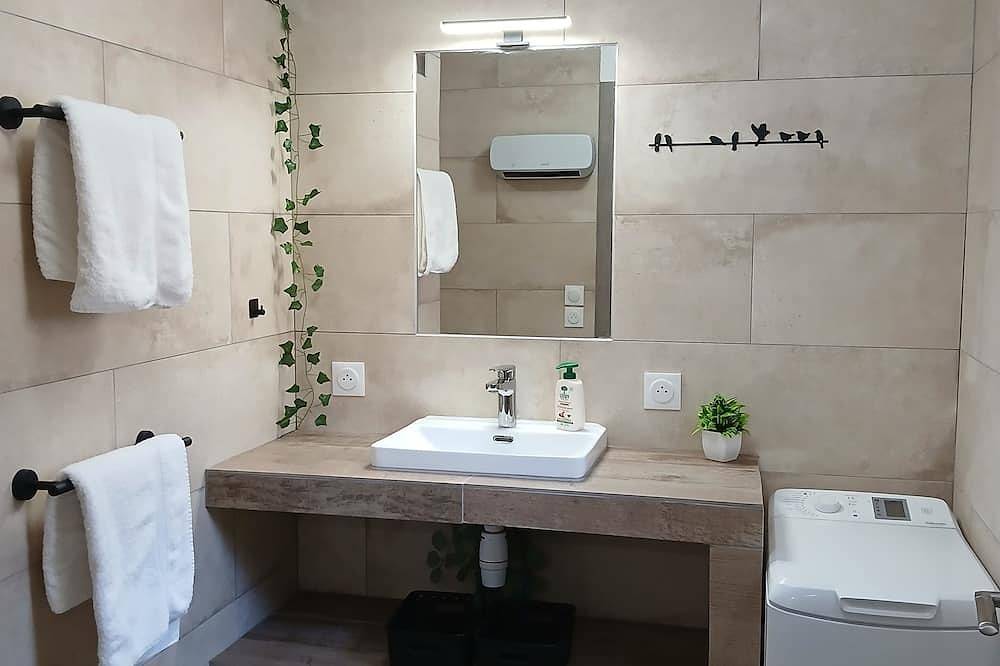 Apartamento entero, Nid des Hirondelles - Furnished apartment with all comforts in a quiet location - Air conditioning Swimming pool Jacuzzi in Saint-Martin-de-Londres, Región de Lodève