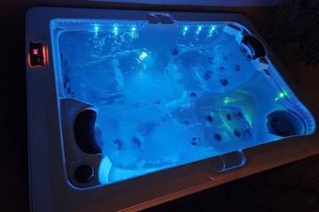 Location de vacances pour 6 personnes, avec piscine et jacuzzi ainsi que terrasse et jardin à Port-des-Barques