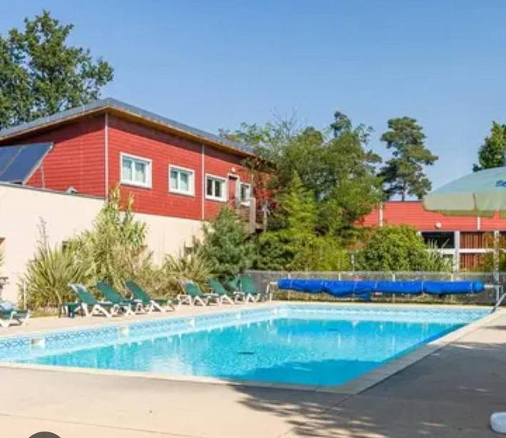 Gîte pour 6 personnes, avec Terrasse et Piscine à Chaveignes