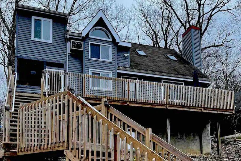 Pocono Mtn Lofthouse! 4Br Fireplace Firepit Gas Bbq 4Season Comm Pools Amenities in Saw Creek, Pike County