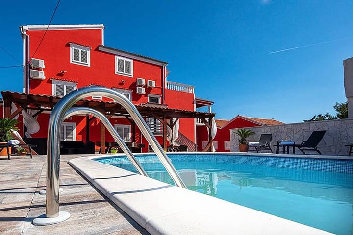 Villa pour 10 personnes, avec piscine et balcon/terrasse à Turanj - 3