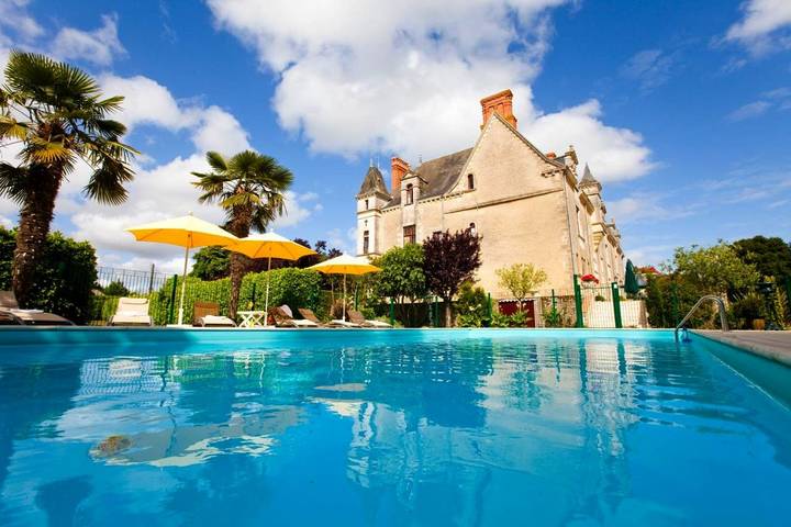 Hôtel pour 2 personnes, avec terrasse ainsi que jardin et piscine à Challans