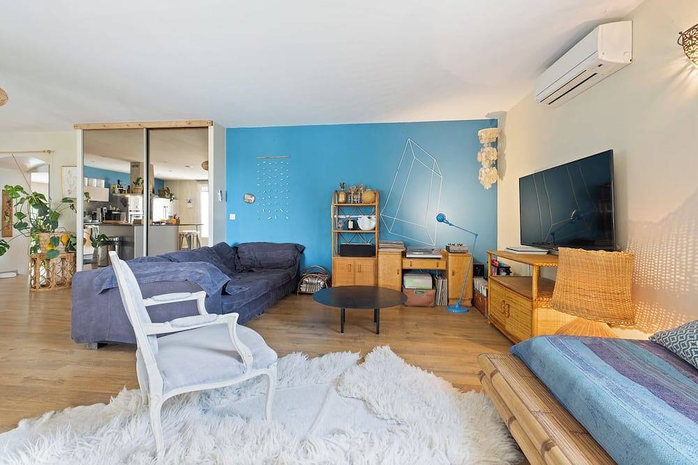 Large family villa with shaded terraces, garden and swimming pool in Lédenon, Region de Nimes