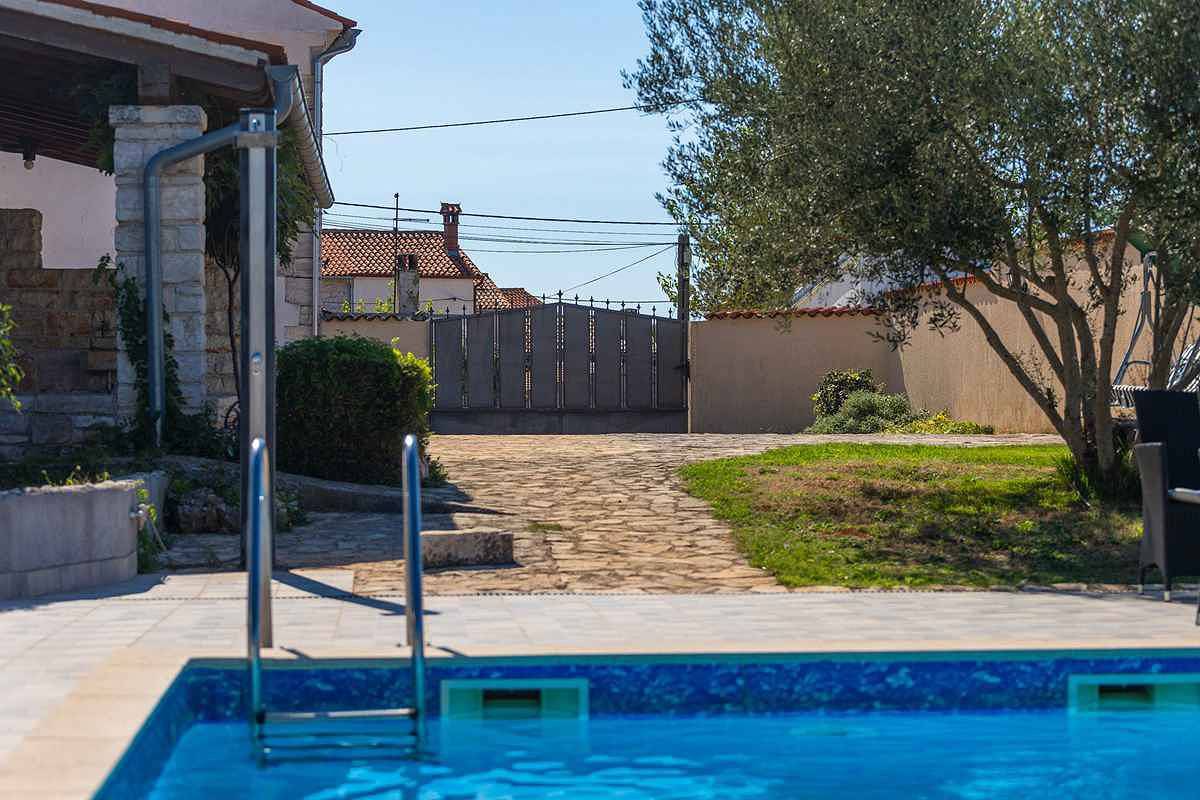 Villa mit Terrasse, Pool und Klimaanlage  in Peruski, Südküste Istrien