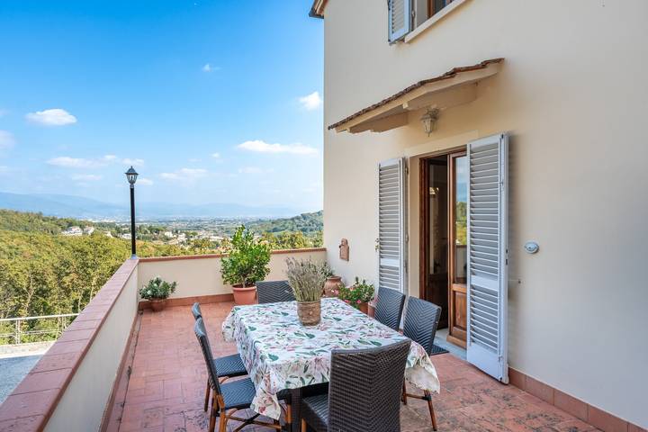 Villa 'Adora Holiday Home' con terrazza privata, giardino privato e Wi-Fi in Serravalle Pistoiese, Provincia di Pistoia