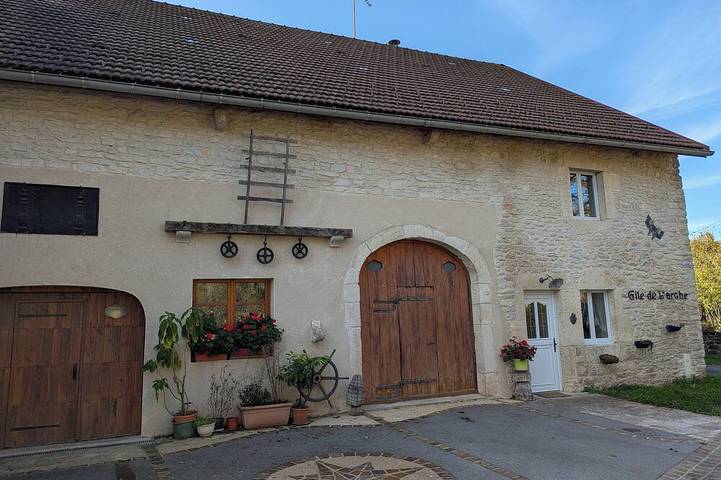Gîte pour 6 personnes, avec terrasse et jardin, animaux acceptés à Vertamboz