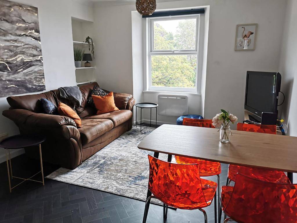 Entire holiday apartment, 2 Bed - Sleeps 4 - Sea Views - Free Parking in Plymouth, South West England