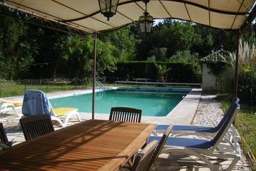 Gîte pour 7 personnes, avec jardin ainsi que piscine et balcon à Pouzols