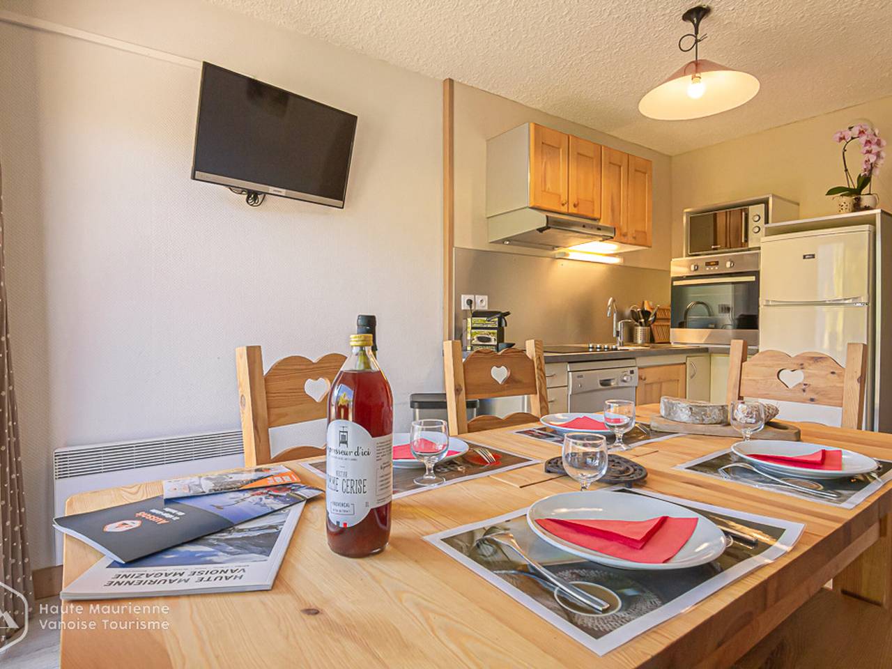 Entire apartment, Aussois - 2-room Apt, 6 guests, Terrace, Wifi, Pets allowed in Aussois, Saint-Jean-de-Maurienne region