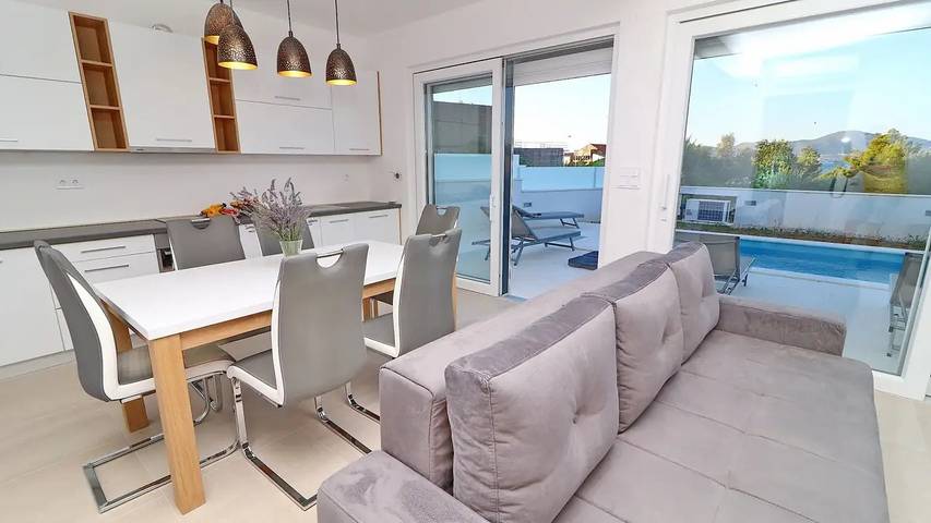 Villa pour 9 personnes, avec terrasse et piscine
