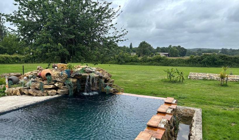 Location de vacances pour 16 personnes, avec Balcon et Terrasse ainsi que Jardin et Piscine à Roquebrune
