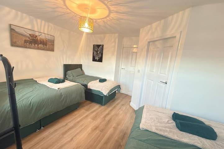 Spacious 4Br Wakefield House – Sleeps 11 – Driveway & Garage – Near Centre in Wakefield, Westliches Yorkshire