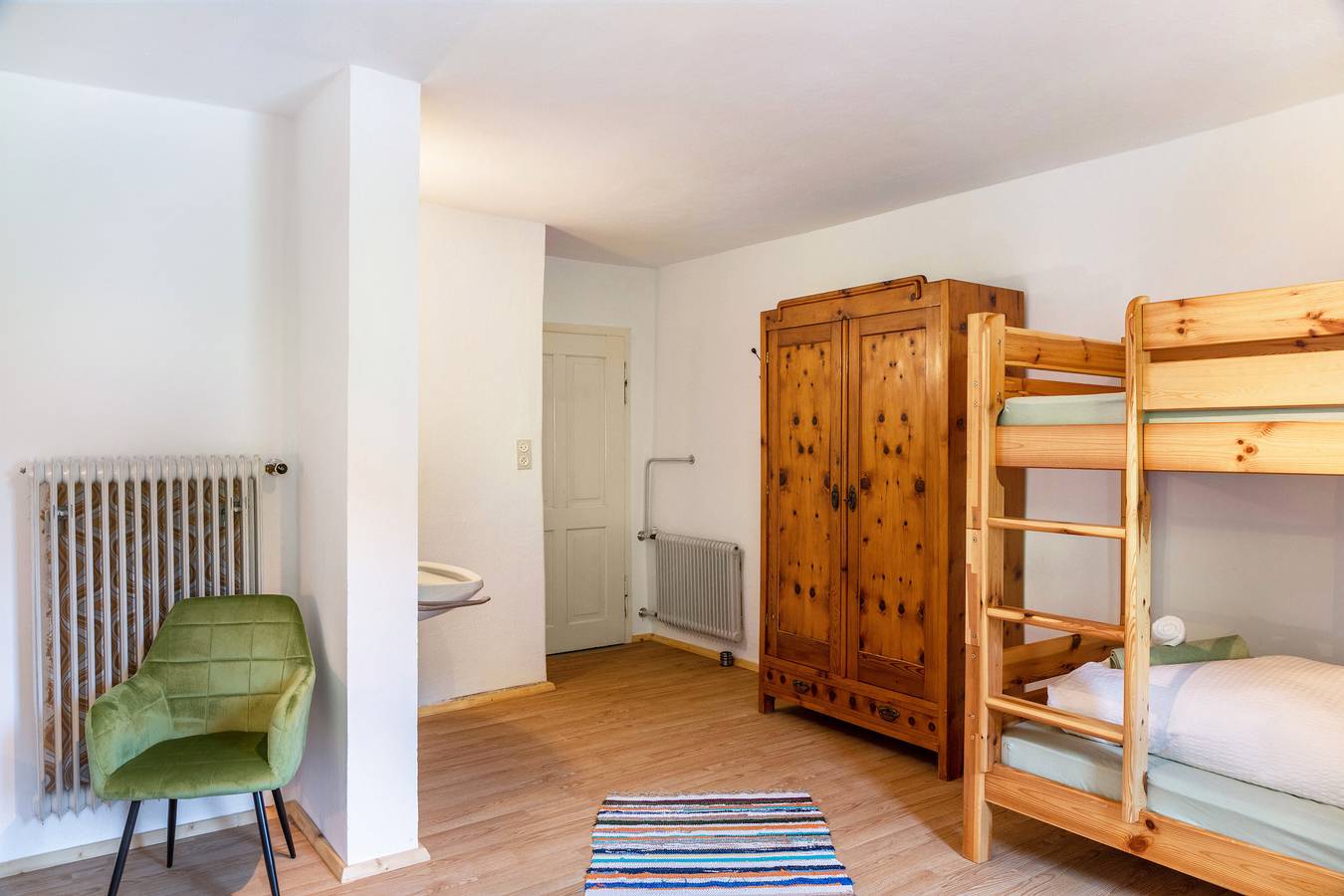 Zimmer '5' mit Bergblick, gemeinsamer Terrasse und Wlan in Hainzenberg, Zillertaler Alpen