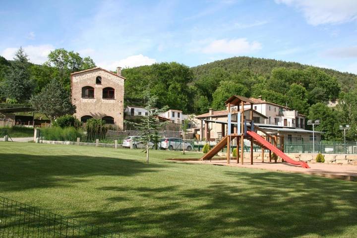Casa rural para 5 personas, con Balcón y Terraza además de Jardín y Piscina en La Pobla de Lillet
