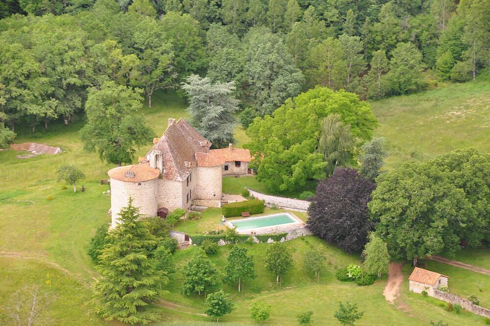 Magnifique château du 9e siècle situé au cœur du Périgord Vert - Dordogne. in Augignac, Parc naturel régional Périgord-Limousin