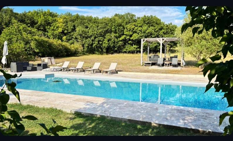 Location de vacances pour 4 personnes, avec vue ainsi que piscine et jardin à Pujols
