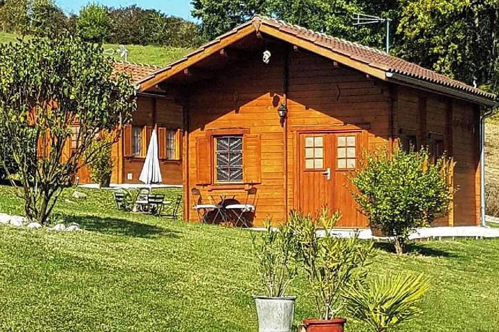 Chalet pour 6 personnes, avec terrasse ainsi que jardin et piscine