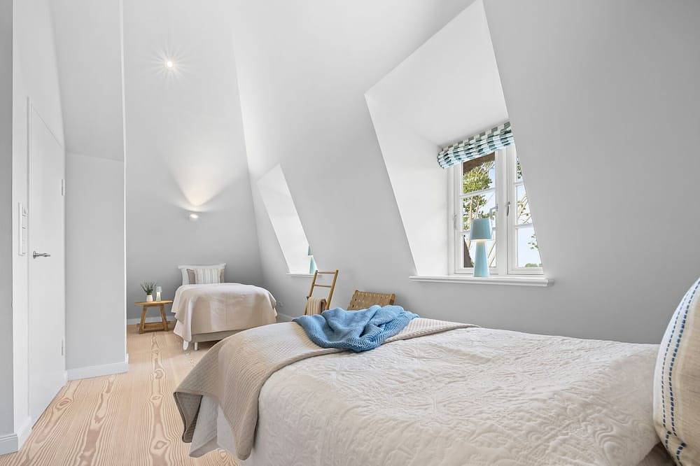 Reetcottage - Alleinlage, großer Garten, Kaminofen, 2 Duschbäder, 2 Stellplätze in Dörphof, Rendsburg-Eckernförde