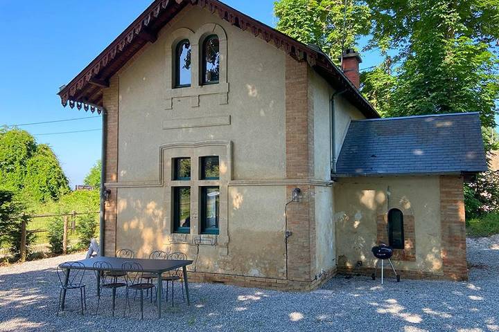 Gîte pour 7 personnes, avec terrasse ainsi que jardin et piscine à Sillé-le-Philippe