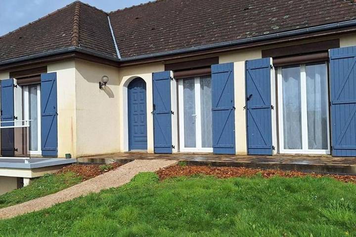 Maison de vacances pour 6 personnes, avec Balcon et Terrasse ainsi que Jardin et Vue à Saint-Yrieix-la-Perche