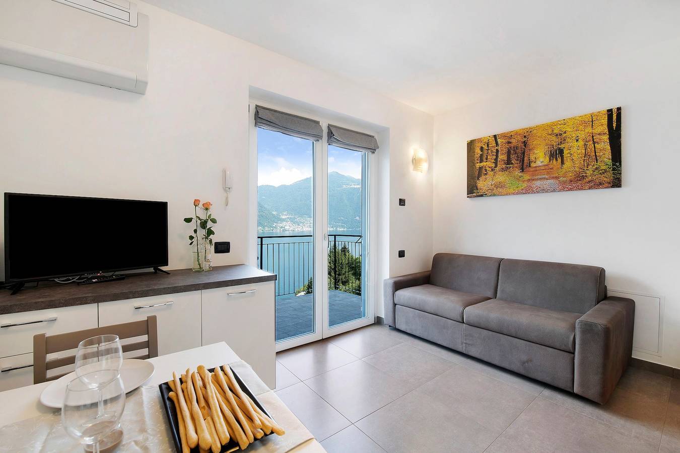 Appartamento intero, Appartamento 5 Il Tornante con vista sul lago e sulle montagne, Wi-Fi, A/C e balcone in Nesso, Comune di Nesso