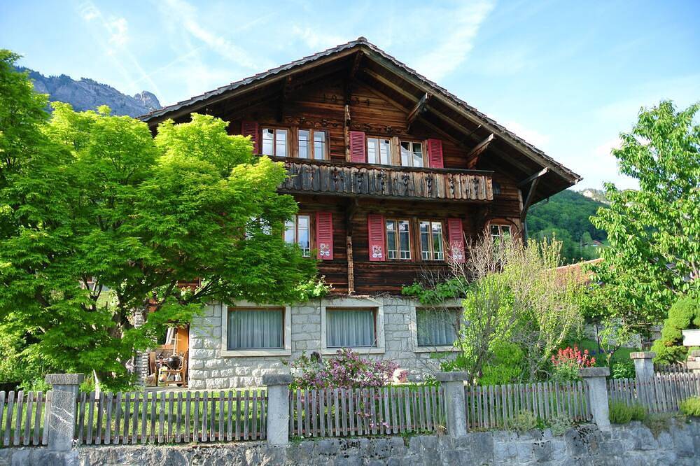 Ganze Wohnung, Ideal für den Sommerurlaub: Zwei-Zimmer-Wohnung in einem Chalet mit Garten und Sauna in Brienz, Verwaltungskreis Interlaken-Oberhasli