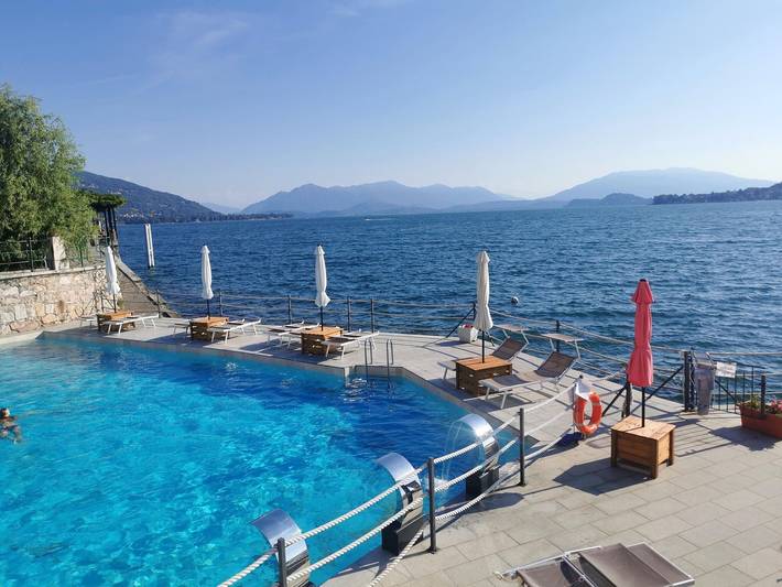 Ferienwohnung für 3 Personen, mit Garten und Pool sowie Seeblick