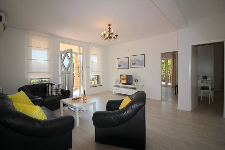 Ferienwohnung für 7 Personen, mit Terrasse und Pool in Porec und Umgebung