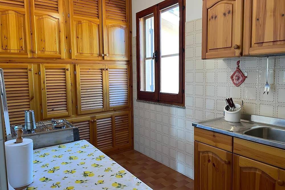Appartement entier, Rent small villa with large garden equipped with all amenities. in Torre dei Corsari, Arbus (Commune)