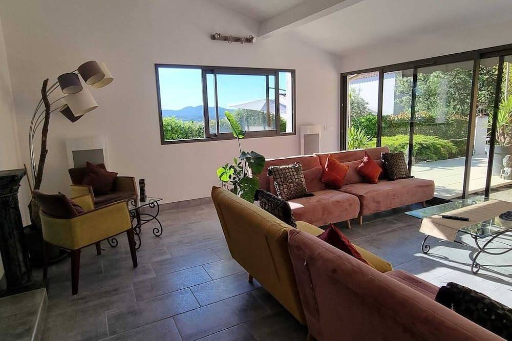 Detached house with garden, private terrace and shared swimming pool. in Pertuis, Parc naturel régional du Luberon