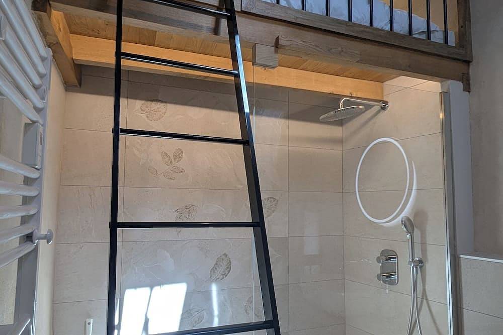 Appartement entier, La tour endormie, un morceau d'Histoire au présent in Saint-Germain-au-Mont-d'Or, Lyon et ses environs