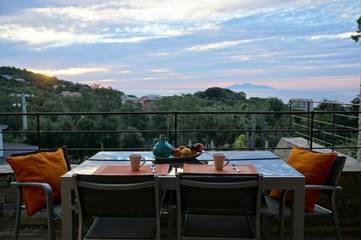 Location de vacances pour 2 personnes, avec vue ainsi que piscine et jardin à Brando