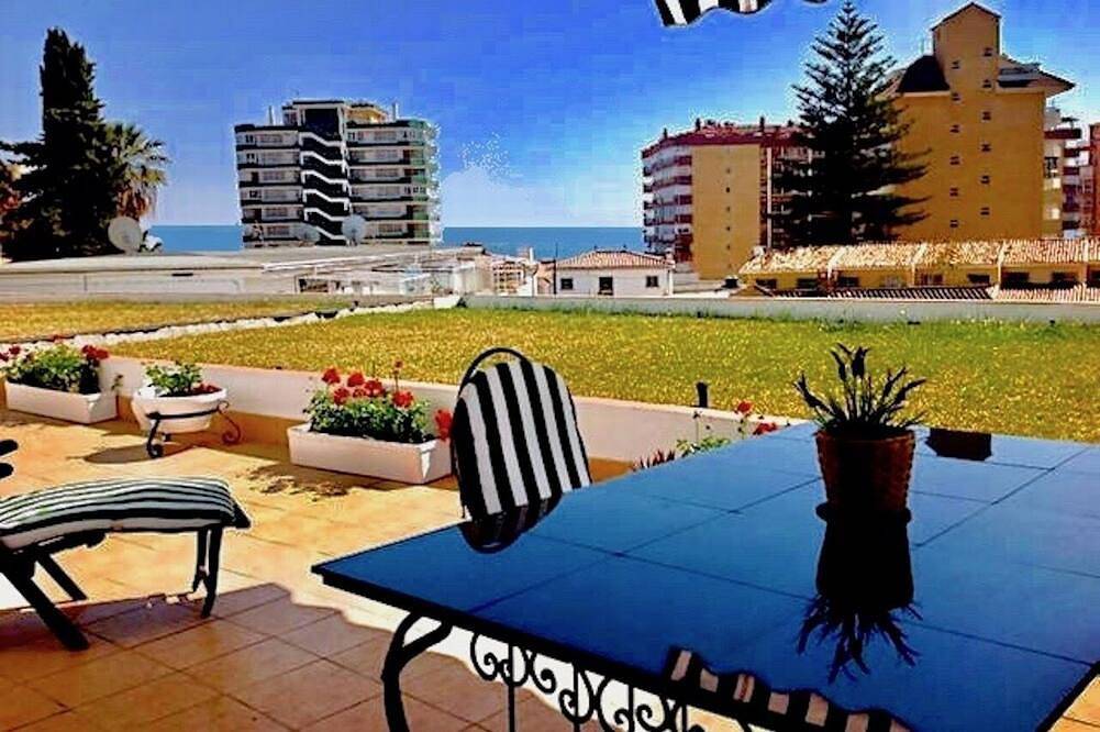 Appartamento intero, Vista mare, ampio patio, a pochi minuti a piedi dal treno, dalle spiagge e dalla vivace vita notturna. in Los Boliches, Fuengirola