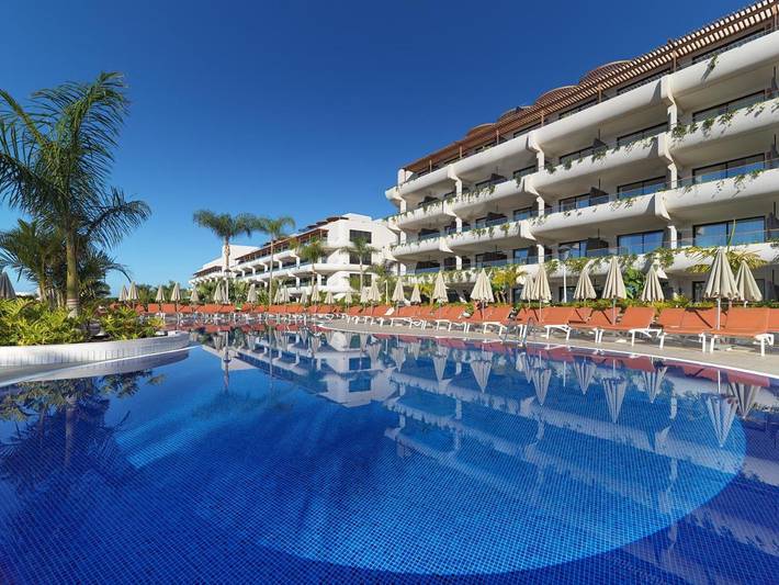 Hôtel, avec Balcon et Terrasse ainsi que Jardin et Bassin pour enfant