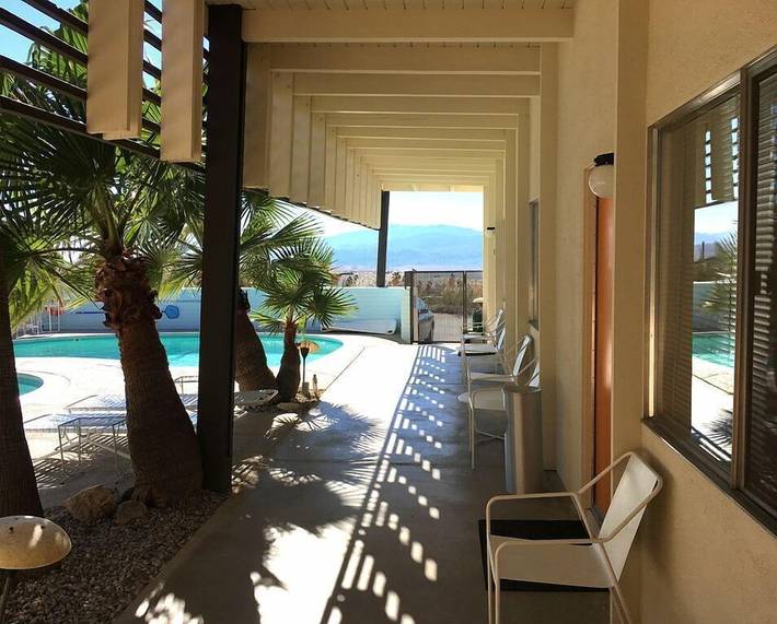 Vacation rental for 3 people, with yard and hot tub as well as pool and terrace in Desert Hot Springs